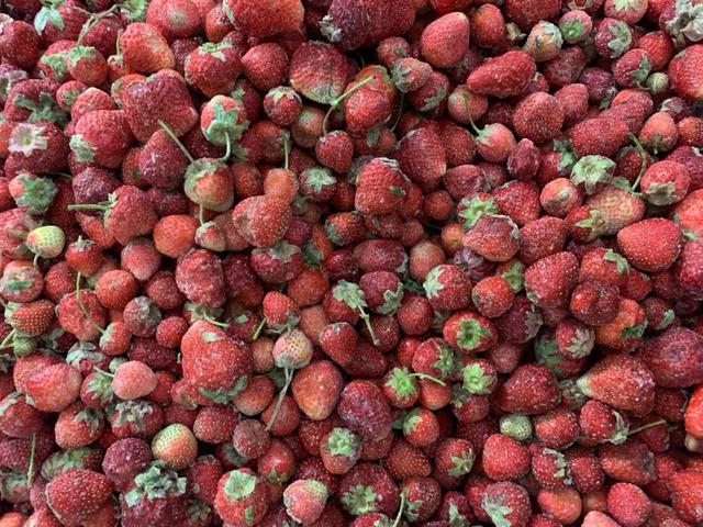 Strawberries with stalks, class 2 - full truck